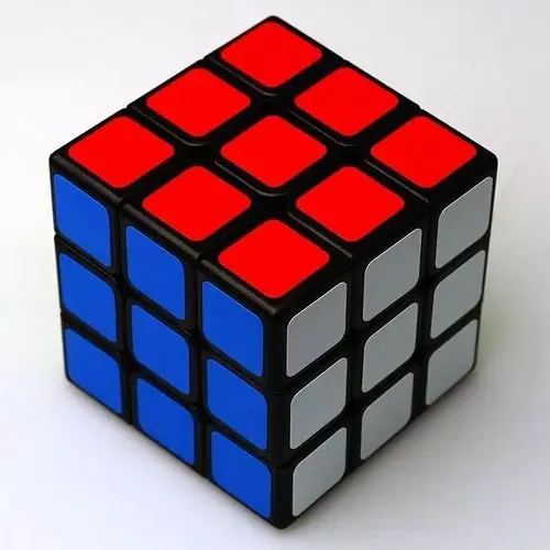 Cubo mágico com cores clássicas para quebra-cabeça e desafio mental